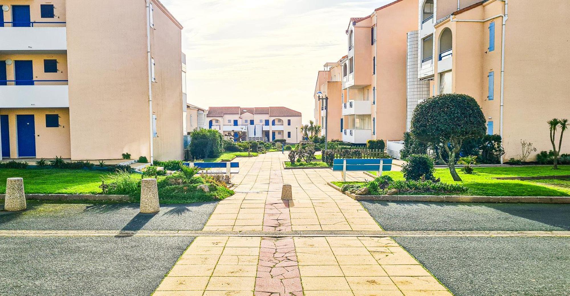 A L'ombre Des Pins, Neuf, Elegant, Parking Gratuit, Netflix, Au Calme A 100m De L'ocean