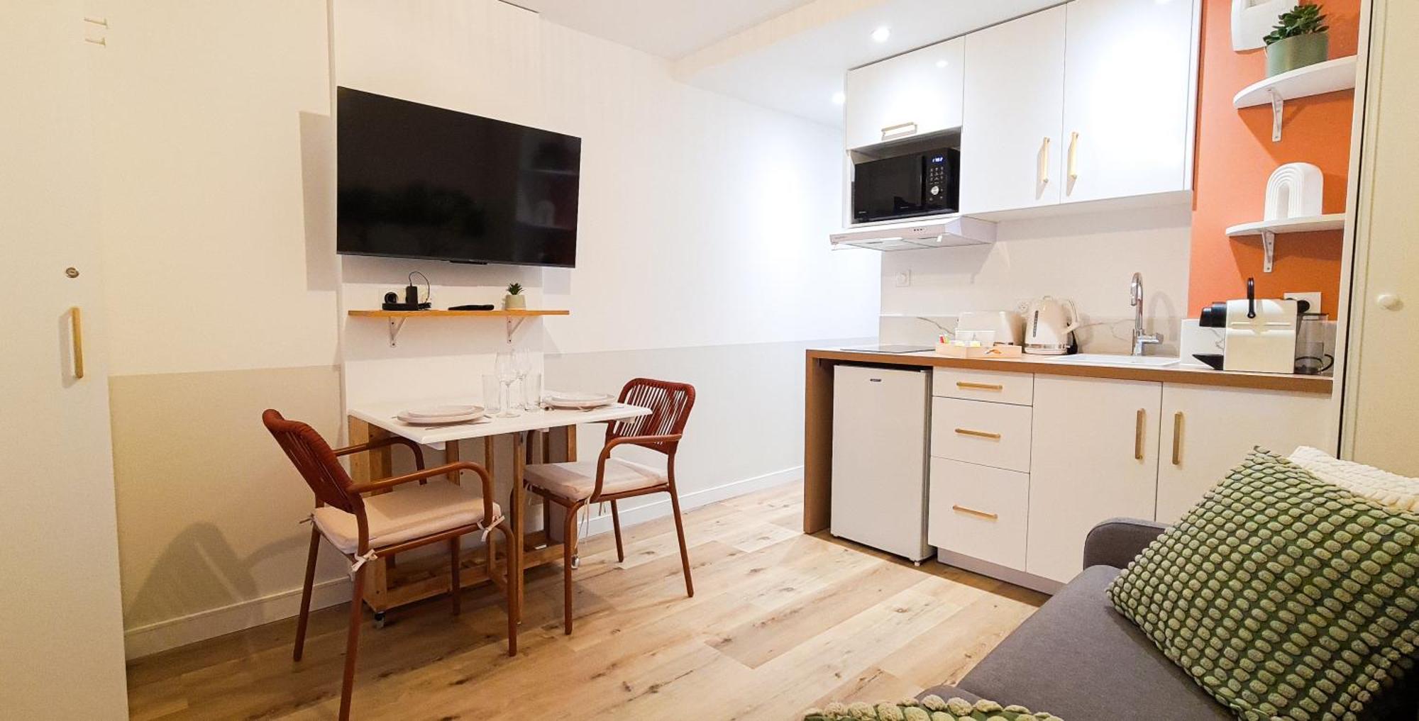 A L'ombre Des Pins, Neuf, Elegant, Parking Gratuit, Netflix, Au Calme A 100m De L'ocean